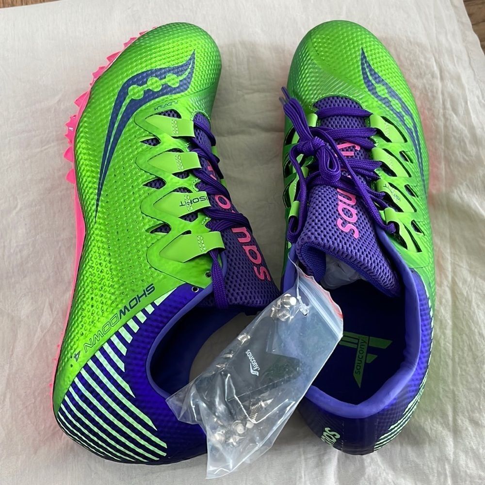 SAUCONY SHOWDOWN 4 RACING SHOES.  COLORS ARE GREEN/PURPLE PINK.  NEW IN …